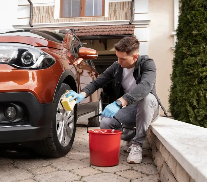 Lavage auto à domicile Saint-Étienne-à-Arnes : professionnel intervenant sur un véhicule